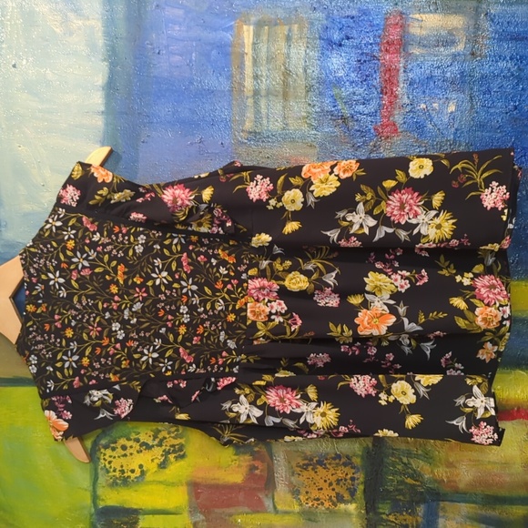 Ann Taylor LOFT Navy Floral ruffled sleeveless blouse size medium - Picture 4 of 10